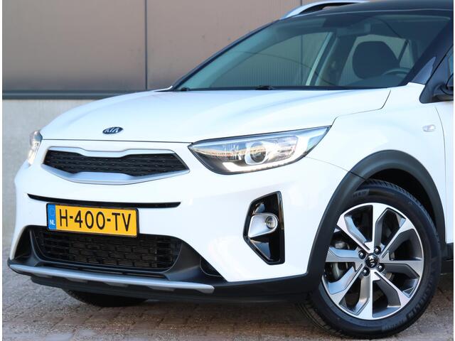 KIA Stonic 1.0 120PK T-GDi DynamicLine | Navigatie | Camera | Parkeersensoren Achter | LED Dagrijverlichting | Climate Control | Cruise Control | 17" Lichtmetalen Velgen | Apple Carplay/Android Auto |