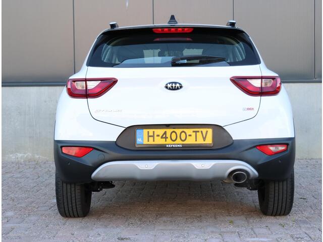 KIA Stonic 1.0 120PK T-GDi DynamicLine | Navigatie | Camera | Parkeersensoren Achter | LED Dagrijverlichting | Climate Control | Cruise Control | 17" Lichtmetalen Velgen | Apple Carplay/Android Auto |
