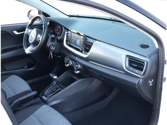KIA Stonic 1.0 120PK T-GDi DynamicLine | Navigatie | Camera | Parkeersensoren Achter | LED Dagrijverlichting | Climate Control | Cruise Control | 17" Lichtmetalen Velgen | Apple Carplay/Android Auto |
