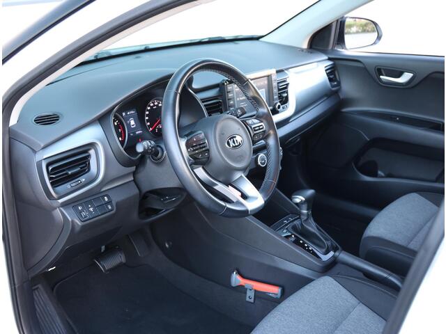 KIA Stonic 1.0 120PK T-GDi DynamicLine | Navigatie | Camera | Parkeersensoren Achter | LED Dagrijverlichting | Climate Control | Cruise Control | 17" Lichtmetalen Velgen | Apple Carplay/Android Auto |