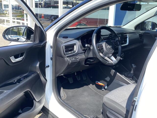 KIA Stonic 1.0 T-GDi DynamicLine / 100 Pk / NL-Auto / Apple-Carplay & Aindrod-Auto / DAB / Radio-Bluetooth / Navi / Camera / Airco / Cruise-Control / ELKTR-Pakket / PDC Achter / LMV 17' / All-Season / ENZ.