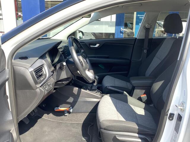 KIA Stonic 1.0 T-GDi DynamicLine / 100 Pk / NL-Auto / Apple-Carplay & Aindrod-Auto / DAB / Radio-Bluetooth / Navi / Camera / Airco / Cruise-Control / ELKTR-Pakket / PDC Achter / LMV 17' / All-Season / ENZ.