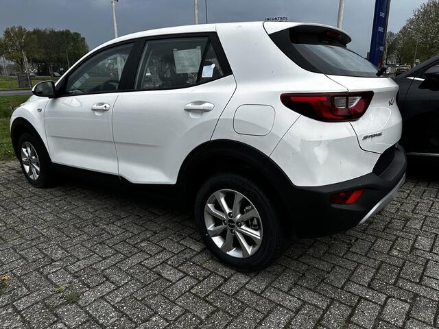 KIA Stonic 1.2 MPi Edition7 + Emotion pakket Stoel-Stuurverw. unieke km. stand! Beschikbaar in de kleuren wit & antraciet.