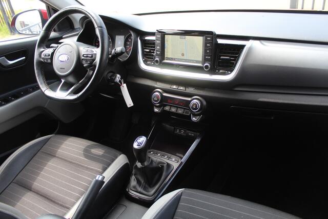 KIA Stonic 1.0 T-GDi DynamicLine Navigatie/Climate control/Cruise control/Achteruitrijcamera/Apple carplay/Stoelverwarming/Stuurverwarming/Parkeersensoren/Lane assist/DAB/17'' Lichtmetalen velgen.
