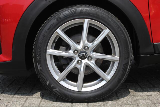 KIA Stonic 1.0 T-GDi DynamicLine Navigatie/Climate control/Cruise control/Achteruitrijcamera/Apple carplay/Stoelverwarming/Stuurverwarming/Parkeersensoren/Lane assist/DAB/17'' Lichtmetalen velgen.