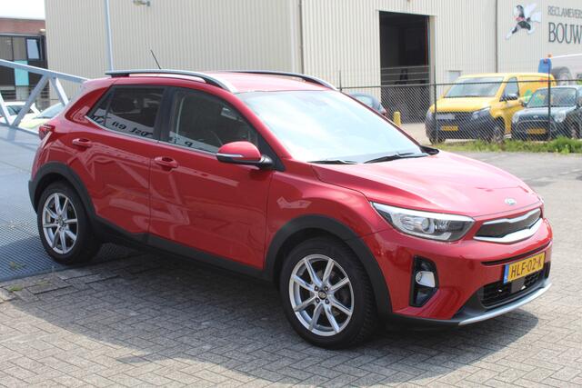KIA Stonic 1.0 T-GDi DynamicLine Navigatie/Climate control/Cruise control/Achteruitrijcamera/Apple carplay/Stoelverwarming/Stuurverwarming/Parkeersensoren/Lane assist/DAB/17'' Lichtmetalen velgen.