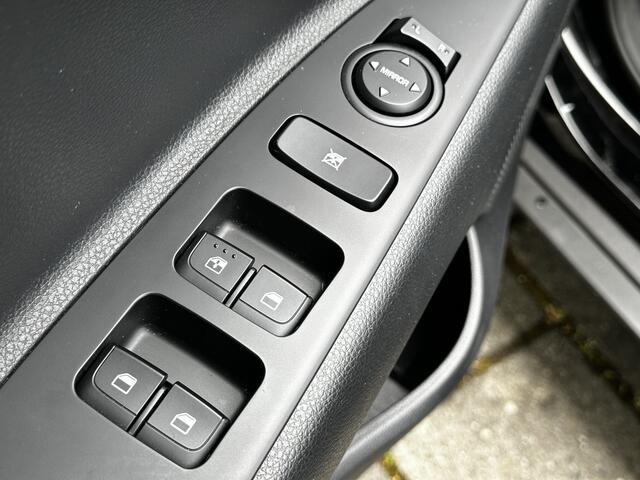 KIA Stonic 1.2 MPi Edition7 + Emotion pakket Stoel-Stuurverw. unieke km. stand!