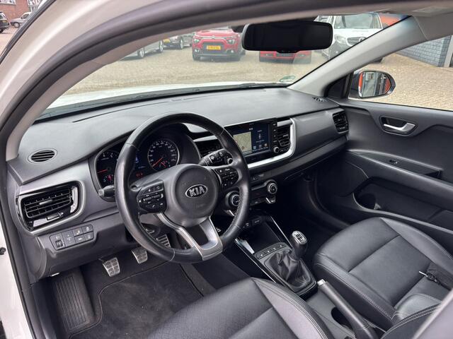 KIA Stonic 1.0 T-GDi ExecutiveLine / Afneembare Trekhaak / Lederen Bekleding / Stoelverwarming / Stuurverwarming / Camera /
