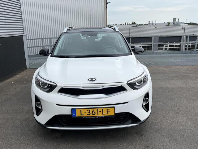 KIA Stonic 1.0 T-GDi MHEV DynamicLine Navigatie, achteruitrijcamera, parkeersensoren, airco, 1e eign. Nieuw geleverd en dealeronderhouden, buitenspiegels elektr. verstelbaar, bi-tone uitvoering wit-zwart!