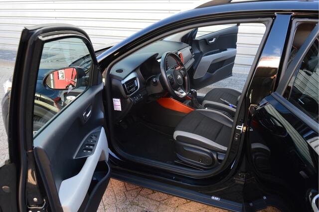 KIA Stonic 1.0 T-GDi Sports Edition O.a: 1/2 leder, Navi , Cruise, Dab, 17 Inch L.m., Camera, Carplay, Etc.. Rijklaar! All-in prijs.