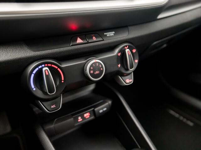 KIA Stonic 1.2 Sport (APPLE CARPLAY, NAVIGATIE, CAMERA, PARKEERSENSOREN, SPORTSTOELEN, CRUISE, LM VELGEN, TREKHAAK, NIEUWSTAAT)