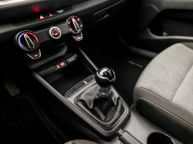 KIA Stonic 1.2 Sport (APPLE CARPLAY, NAVIGATIE, CAMERA, PARKEERSENSOREN, SPORTSTOELEN, CRUISE, LM VELGEN, TREKHAAK, NIEUWSTAAT)