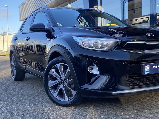 KIA Stonic 1.0 T-GDi Sports Edition / NL-Auto / 1e-Eigenaar / Cruise-Control / Apple-Carplay & Android-Auto / Navi / DAB Radio-Bluetooth / PDC & Camera-Achter / 17'' LMV / All-Season / ENZ.