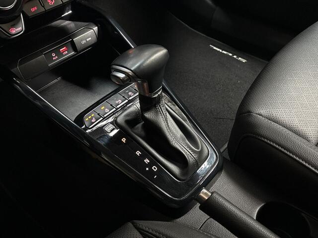 KIA Stonic 1.0 T-GDi Executive Sport Automaat (APPLE CARPLAY, NAVIGATIE, LEDER, KEYLESS, STUUR/STOELVERWARMING, LM VELGEN, SPORTSTOELEN, CAMERA, TREKHAAK, NIEUWSTAAT)