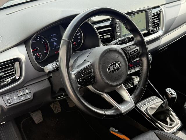 KIA Stonic 1.0 T-GDi ExecutiveLine / Navigatie / Camera / Trekhaak / All Seasonbanden / Lederen Bekleding / Stoel- en Stuurverwarming / Climate Control / Cruise Control / Dodehoekdetectie /
