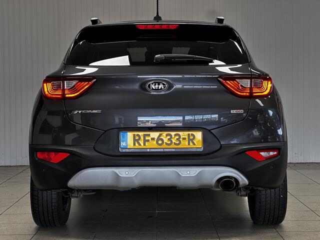 KIA Stonic 1.0 T-GDi DynamicLine/ Trekhaak/ Keyless/ Camera/ 17'' LMV/ Extra getint glas/ Apple + Android/ Lane-Assist./ Navi/ Grootlicht Assist./ Clima/ Cruise/ Elek. pakket/ Isofix/ Bluetooth/ Multi. LEDER. Stuur/ Mistl./ P