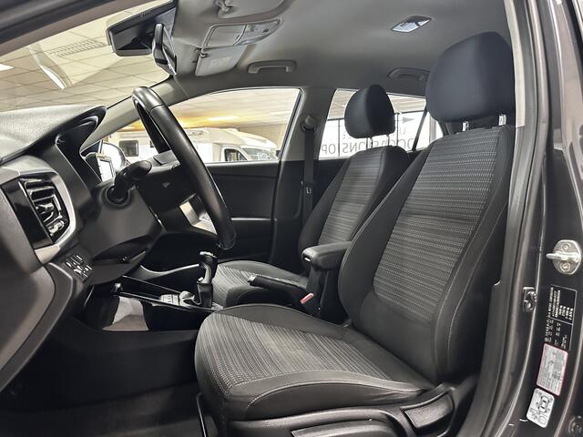 KIA Stonic 1.0 T-GDi DynamicLine/ Trekhaak/ Keyless/ Camera/ 17'' LMV/ Extra getint glas/ Apple + Android/ Lane-Assist./ Navi/ Grootlicht Assist./ Clima/ Cruise/ Elek. pakket/ Isofix/ Bluetooth/ Multi. LEDER. Stuur/ Mistl./ P