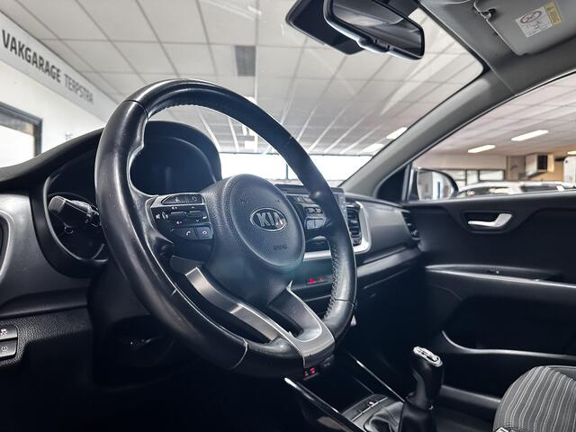 KIA Stonic 1.0 T-GDi DynamicLine/ Trekhaak/ Keyless/ Camera/ 17'' LMV/ Extra getint glas/ Apple + Android/ Lane-Assist./ Navi/ Grootlicht Assist./ Clima/ Cruise/ Elek. pakket/ Isofix/ Bluetooth/ Multi. LEDER. Stuur/ Mistl./ P