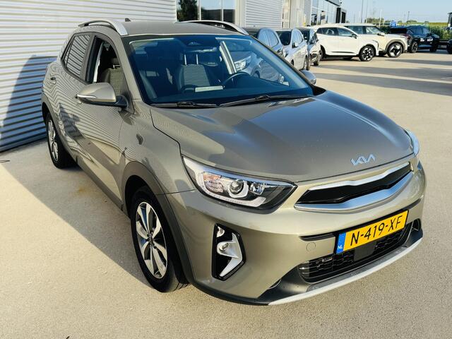 KIA Stonic 1.0 T-GDi MHEV DynamicPlusLine NW geleverd & Onderhouden | Clima | Cruise | Camera | Keyless | Privacyglass | DAB+