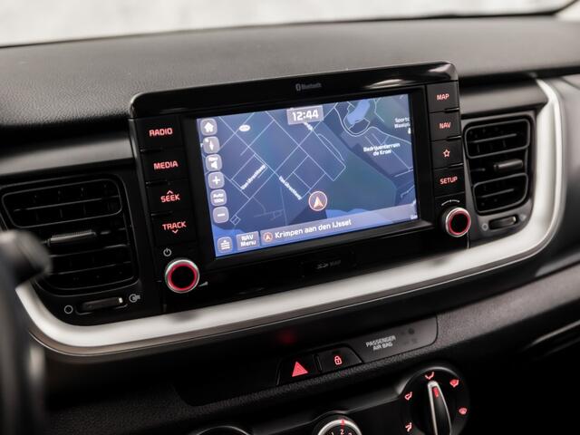 KIA Stonic 1.2 MPi ComfortPlusLine Navigator (APPLE CARPLAY, NAVIGATIE, CAMERA, LM VELGEN, SPORTSTOELEN, PARKEERSENSOREN, ELEK RAMEN, NIEUWSTAAT)