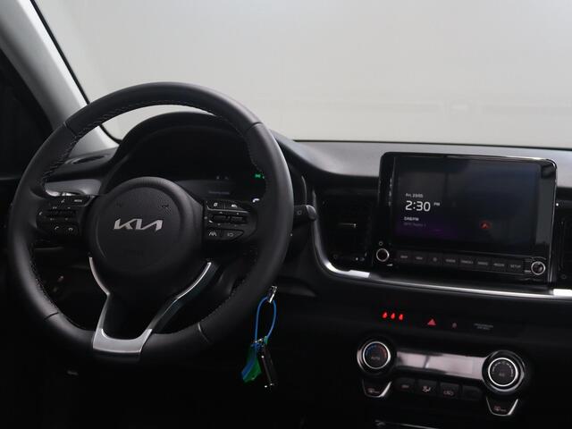 KIA Stonic DynamicLine 1.0 T-GDi MHEV | LED-koplampen | Cruise Control | Achteruitrijcamera | Dakrails | lichtmetalen velgen | Digitaal Dashboard Appel CarPlay/Android Auto | Climate Control |