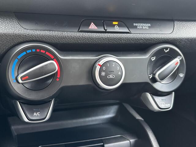 KIA Stonic 1.0 T-GDi MHEV DynamicLine / Apple CarPlay & Android Auto / Achteruitrijcamera / Parkeersensoren achter / Cruise control / Airconditioning / 15 inch lichtmetalen velgen /
