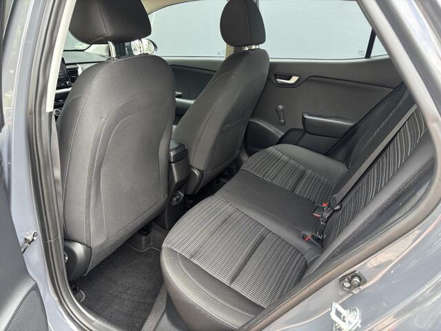 KIA Stonic 1.0 T-GDi MHEV DynamicLine / Apple CarPlay & Android Auto / Achteruitrijcamera / Parkeersensoren achter / Cruise control / Airconditioning / 15 inch lichtmetalen velgen /