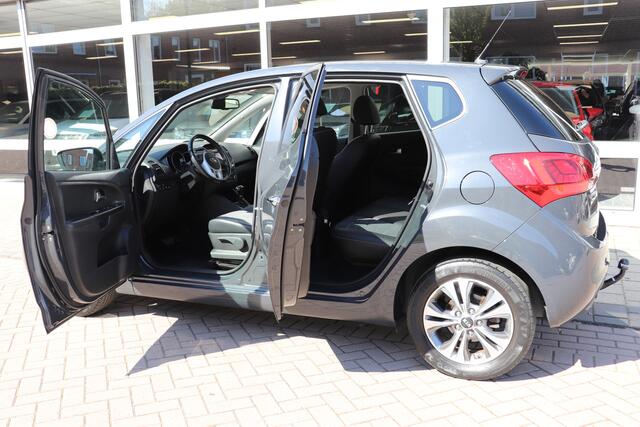 KIA VENGA 1.6 CVVT ExecutiveLine Automaat. Trekhaak, navigatie.