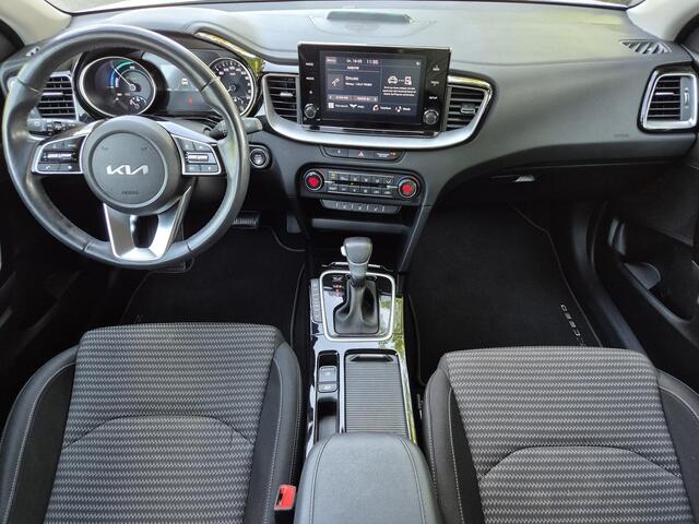 KIA Xceed 1.6 GDi PHEV Plug-in DynamicLine Facelift Automaat / 7 jaar Fabrieksgarantie / Stuur- en stoelverwarming / Achteruitrijcamera / Navigatie via Apple Carplay of Android Auto / Adaptief cruise control / Trekgewicht 1300 kg / Keyless Entry/Start /