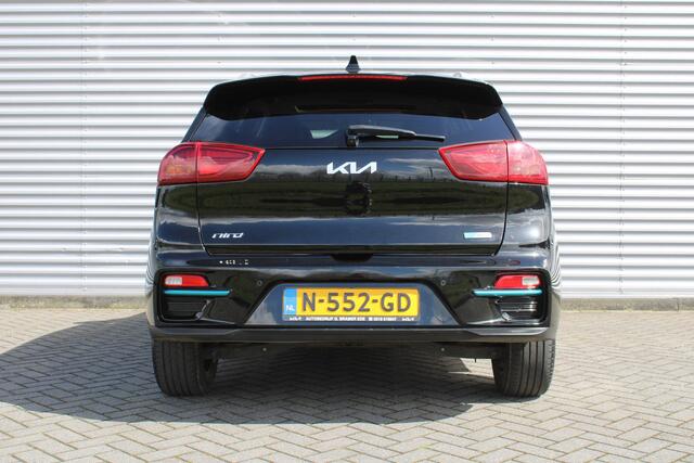KIA e-Niro DynamicPlusLine 64 kWh | Warmtepomp | Schuif/kantel dak | 17" LM | Airco | Cruise | Navi | Camera |