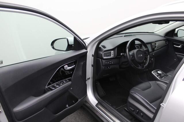 KIA e-Niro ExecutiveLine 64 kWh 2019 | INCL BTW | 1e Eigenaar | Airco | Achteruitrij Camera | DAB Radio | Carplay | Stoel Verwarming & Verkoeling | Stuur Verwarming | Elektrische Stoelen | 2 Sleutels | Nationale Autopas