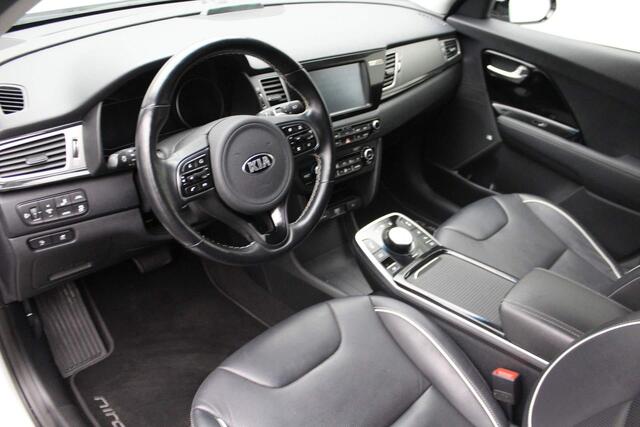 KIA e-Niro ExecutiveLine 64 kWh 2019 | INCL BTW | 1e Eigenaar | Airco | Achteruitrij Camera | DAB Radio | Carplay | Stoel Verwarming & Verkoeling | Stuur Verwarming | Elektrische Stoelen | 2 Sleutels | Nationale Autopas