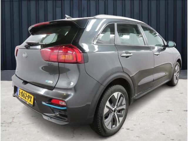 KIA e-Niro DynamicLine 39 kWh (136 PK) 1e-Eig. Keurig-Onderh. BOVAG-Garantie. NL-Auto. Half-Leer, Navigatie/Apple-Carplay/Android-Auto, Adaptive-Cruisecontrol, Keyless-Entry/Start, Parkeersensoren, Achteruitrijcamera, DAB, Licht-Zicht-Pakket, Lm-Velgen-17Inch, Priva