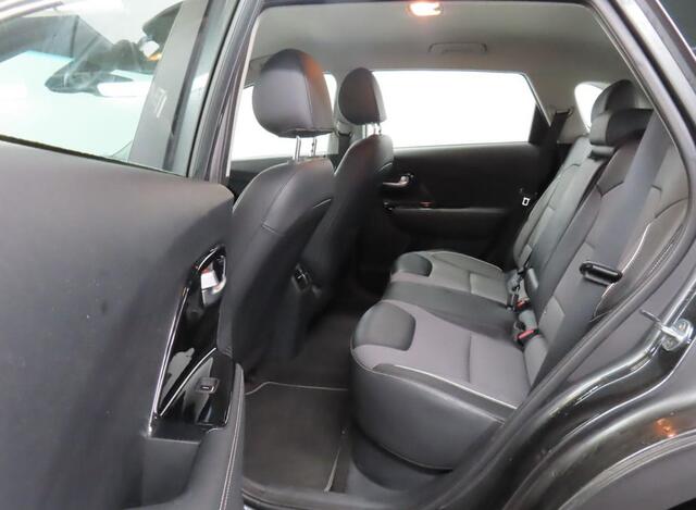 KIA e-Niro DynamicLine 39 kWh (136 PK) 1e-Eig. Keurig-Onderh. BOVAG-Garantie. NL-Auto. Half-Leer, Navigatie/Apple-Carplay/Android-Auto, Adaptive-Cruisecontrol, Keyless-Entry/Start, Parkeersensoren, Achteruitrijcamera, DAB, Licht-Zicht-Pakket, Lm-Velgen-17Inch, Priva