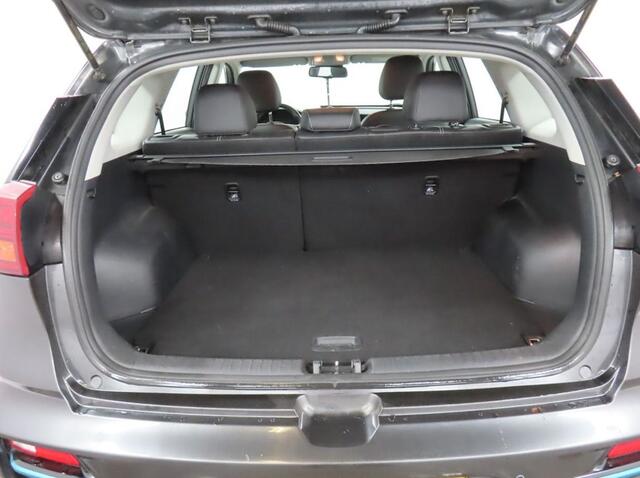 KIA e-Niro DynamicLine 39 kWh (136 PK) 1e-Eig. Keurig-Onderh. BOVAG-Garantie. NL-Auto. Half-Leer, Navigatie/Apple-Carplay/Android-Auto, Adaptive-Cruisecontrol, Keyless-Entry/Start, Parkeersensoren, Achteruitrijcamera, DAB, Licht-Zicht-Pakket, Lm-Velgen-17Inch, Priva