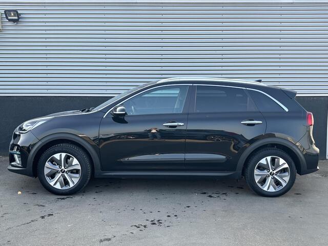 KIA e-Niro DynamicPlusLine 64 kWh Navigatie, Trekhaak, Stoel- & Stuurwielverwarming, Parkeersensoren voor + achter, Nieuw geleverd, 1e eign. Dealeronderhouden, Privacy glass, Smart Key