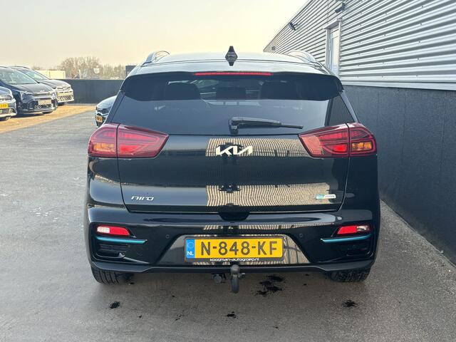 KIA e-Niro DynamicPlusLine 64 kWh Navigatie, Trekhaak, Stoel- & Stuurwielverwarming, Parkeersensoren voor + achter, Nieuw geleverd, 1e eign. Dealeronderhouden, Privacy glass, Smart Key