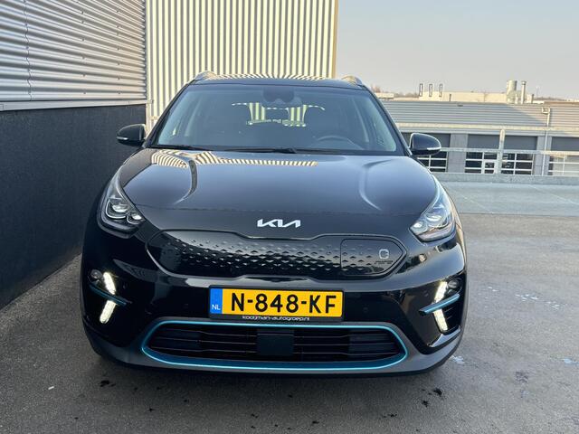 KIA e-Niro DynamicPlusLine 64 kWh Navigatie, Trekhaak, Stoel- & Stuurwielverwarming, Parkeersensoren voor + achter, Nieuw geleverd, 1e eign. Dealeronderhouden, Privacy glass, Smart Key