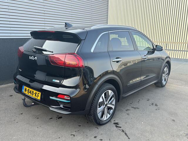 KIA e-Niro DynamicPlusLine 64 kWh Navigatie, Trekhaak, Stoel- & Stuurwielverwarming, Parkeersensoren voor + achter, Nieuw geleverd, 1e eign. Dealeronderhouden, Privacy glass, Smart Key