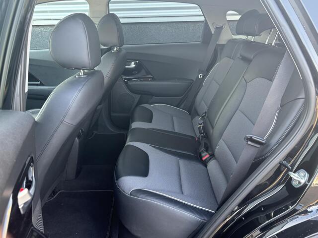 KIA e-Niro DynamicPlusLine 64 kWh Navigatie, Trekhaak, Stoel- & Stuurwielverwarming, Parkeersensoren voor + achter, Nieuw geleverd, 1e eign. Dealeronderhouden, Privacy glass, Smart Key