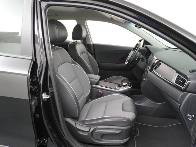 KIA e-Niro 64kWh 204PK Apple Carplay Android Auto Navi Ecc 1/2 Leder Camera Adaptieve Cruise Control Pdc Stoel Verwarming Keyless Led Stuur Verwarming Dodehoek assistent Regen-Lichtsensor Bluetooth Lmv 17" Krachtige en zuinige aandrijflijn met grote accu! ¤45.000 Ni