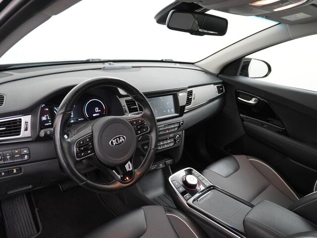 KIA e-Niro 64kWh 204PK Apple Carplay Android Auto Navi Ecc 1/2 Leder Camera Adaptieve Cruise Control Pdc Stoel Verwarming Keyless Led Stuur Verwarming Dodehoek assistent Regen-Lichtsensor Bluetooth Lmv 17" Krachtige en zuinige aandrijflijn met grote accu! ¤45.000 Ni