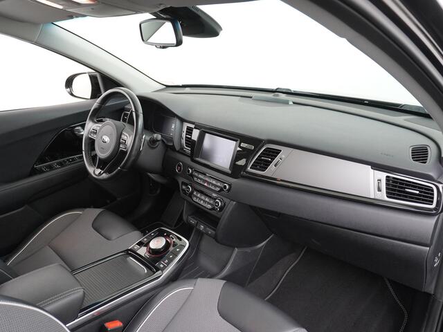 KIA e-Niro 64kWh 204PK Apple Carplay Android Auto Navi Ecc 1/2 Leder Camera Adaptieve Cruise Control Pdc Stoel Verwarming Keyless Led Stuur Verwarming Dodehoek assistent Regen-Lichtsensor Bluetooth Lmv 17" Krachtige en zuinige aandrijflijn met grote accu! ¤45.000 Ni