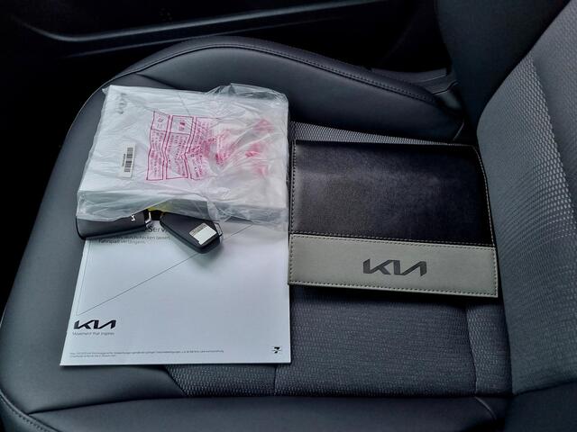 KIA e-Niro DynamicLine 64 kWh Automaat / Navigatie / Camera / Cruise Control Adaptief / Stoelverwarming / Stuurverwarming