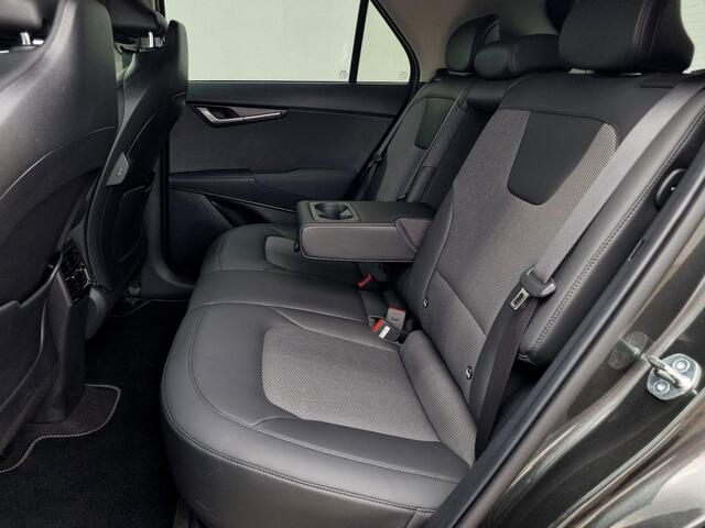 KIA e-Niro DynamicLine 64 kWh Automaat / Navigatie / Camera / Cruise Control Adaptief / Stoelverwarming / Stuurverwarming