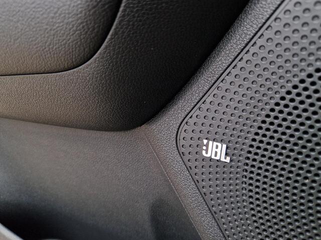 KIA e-Niro ExecutiveLine 64 kWh | 1e Eigenaar | Open Dak | LED | RMC Trekhaak | JBL | Stoelventilatie |