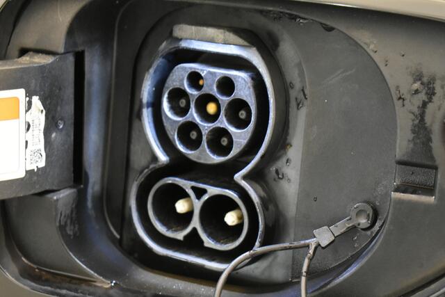 KIA e-Niro DynamicLine 64 kWh SOH 100% Cam Navi 3-Fase Lader Stoel + Stuur Ver