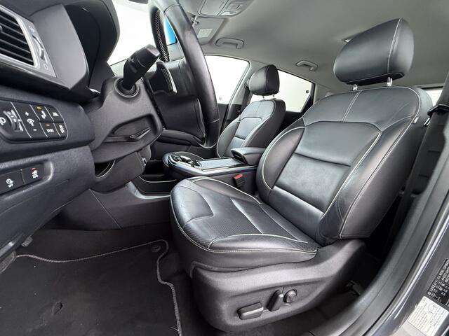 KIA e-Niro ExecutiveLine 64kWh SOH 100% Leder Warmtepomp Elek.Stoel+Memory JBL®-Audio Pdc Navi Ecc Camera Apple Carplay Android Auto Stoelverwarming+Koeling Stuurverwarming Lmv Privacy Glas DAB Vess Lane Assist Blind Spot Origineel Nederlandse Auto Dealeronderhouden