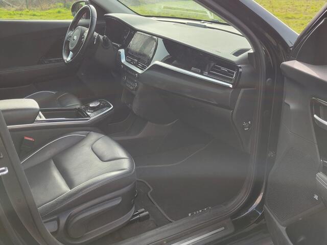 KIA e-Niro ExecutiveLine 64kWh SOH 100% Leer Warmtepomp Adaptive-Cruise Elek.Stoel+Memory JBL®-Audio Camera Apple Carplay Android Pdc Navi Ecc Stoelverwarming+Koeling Stuurverwarming Lmv Privacy Glas DAB Vess Lane Assist Blind Spot 1e Eigenaar Origineel Nederlandse