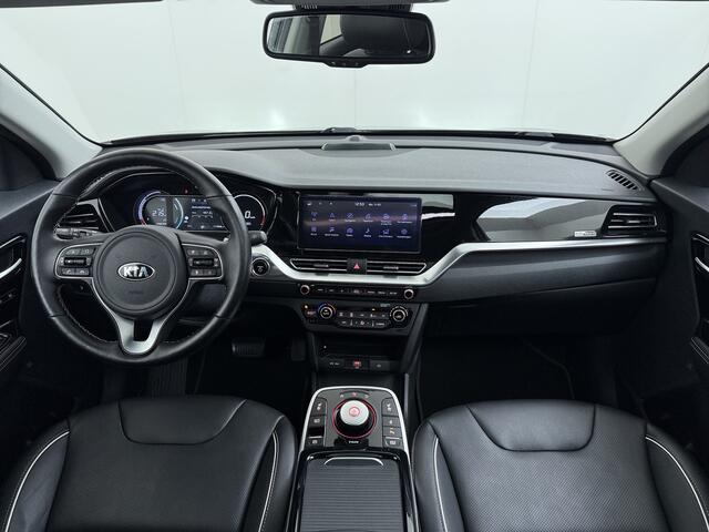 KIA e-Niro ExecutiveLine 64kWh 3-Fase SOH 100% Schuif-Kanteldak Leder Warmtepomp Elek.Stoel+Memory JBL®-Audio Pdc Navi Ecc Camera Apple Carplay Android Auto Stoelverwarming+Koeling Stuurverwarming Lmv Privacy Glas DAB Vess Lane Assist Blind Spot 1E Eigenaar Dealeron